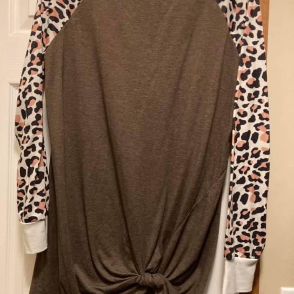 Scoop neck, knotted long sleeve tee.